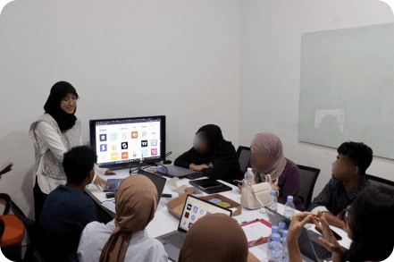 Research and baseline study workshop around a shared screen